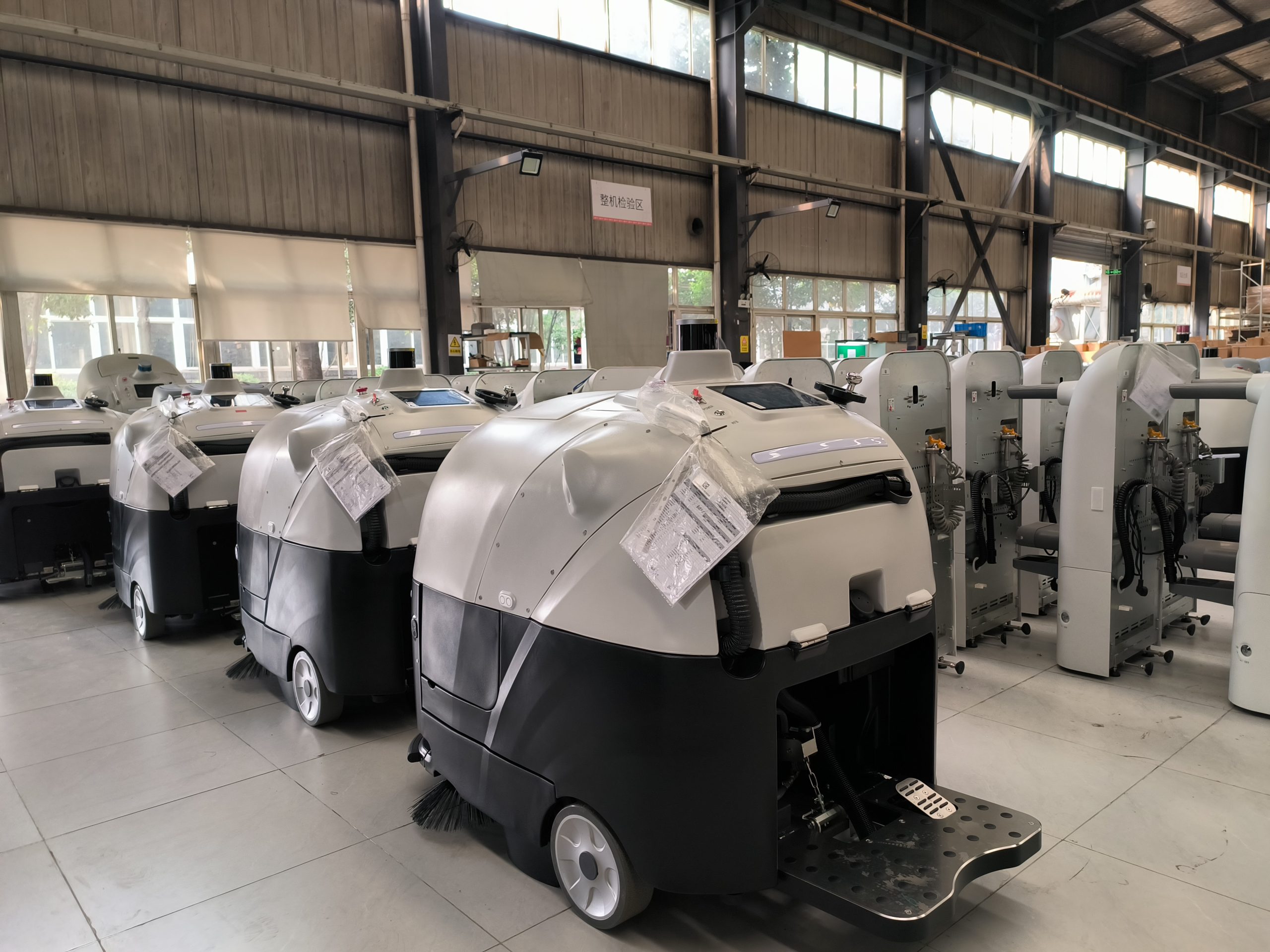 R80 Face To the future, Automatic cleaning robot