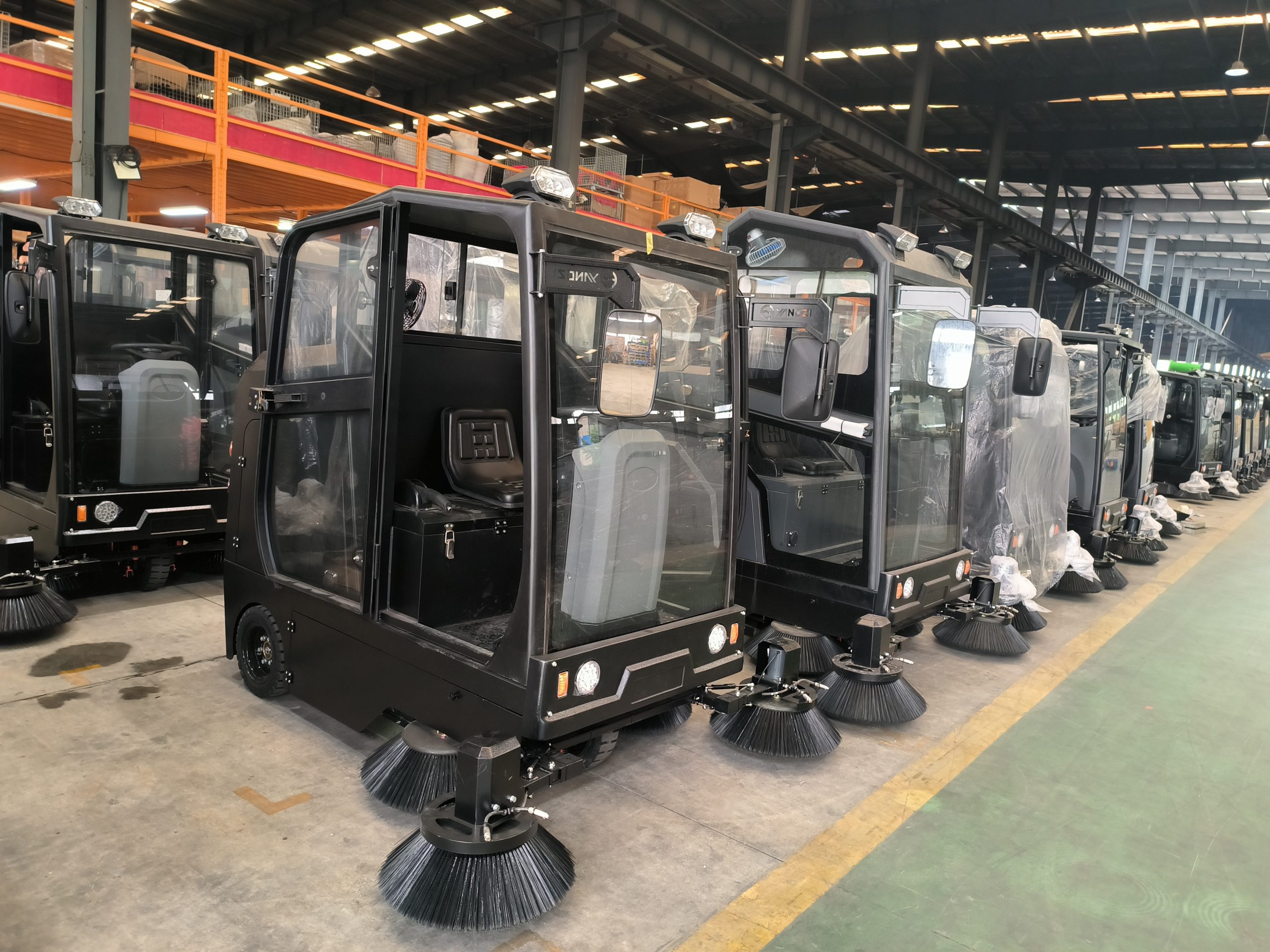 HS-190 Closed Cockpit Floor Sweeper